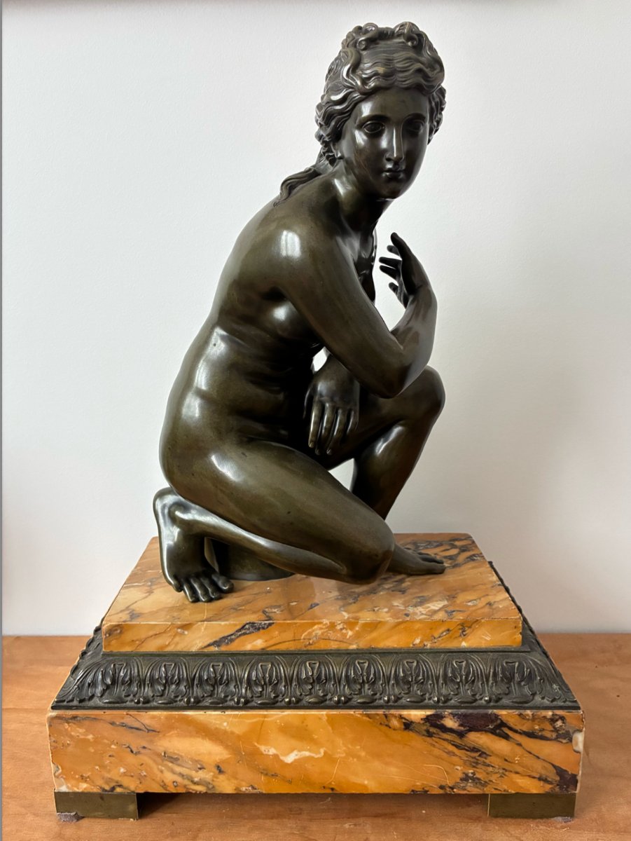 Crouching Venus (bathing), Bronze On A Sienna-yellow Marble Pedestal, 19th Century