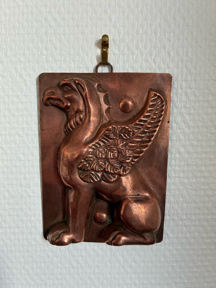 Moule à gâteau en cuivre à décor de griffon
