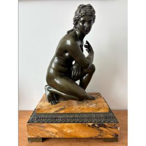 Crouching Venus (bathing), Bronze On A Sienna-yellow Marble Pedestal, 19th Century