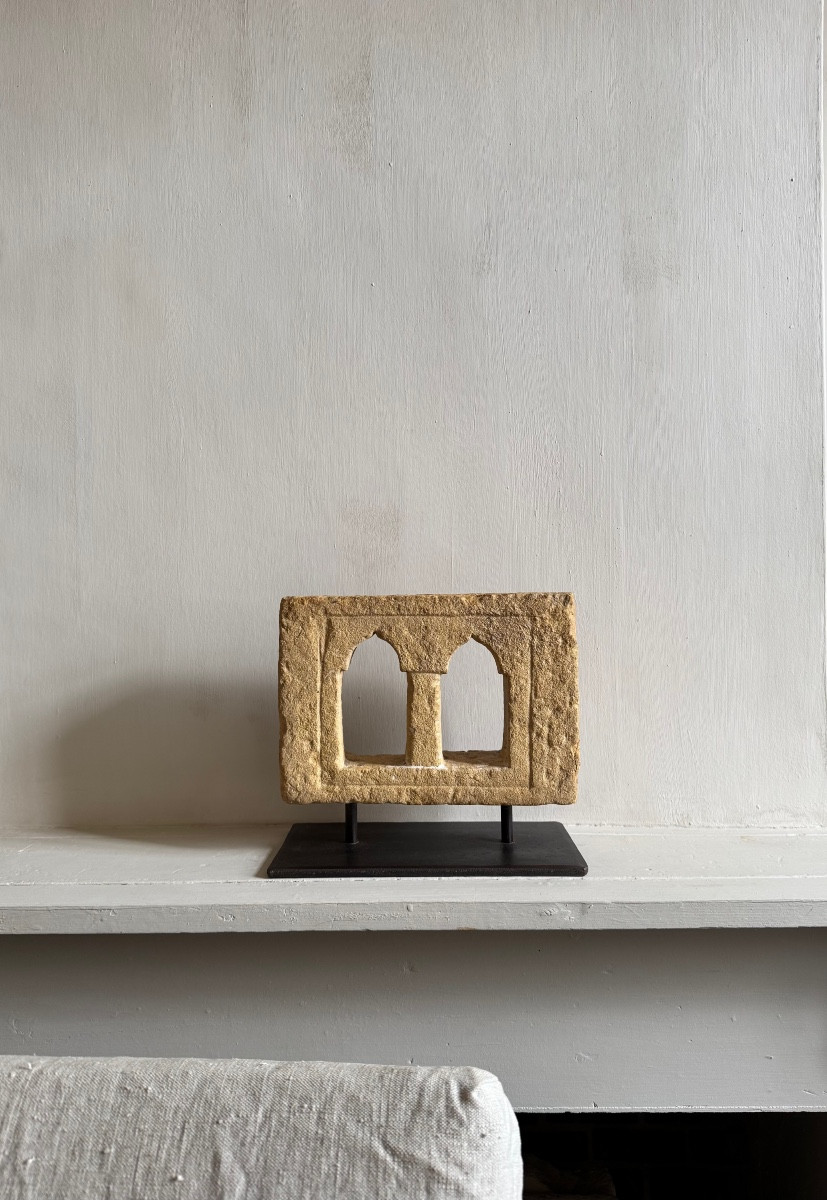 Petite fenêtre en grès beige