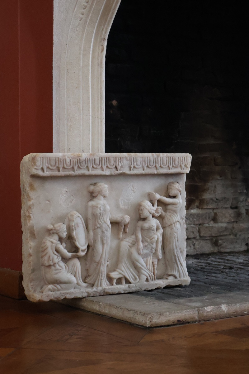 Bas-relief représentant une scène de la vie quotidienne féminine dans l'antiquité romaine