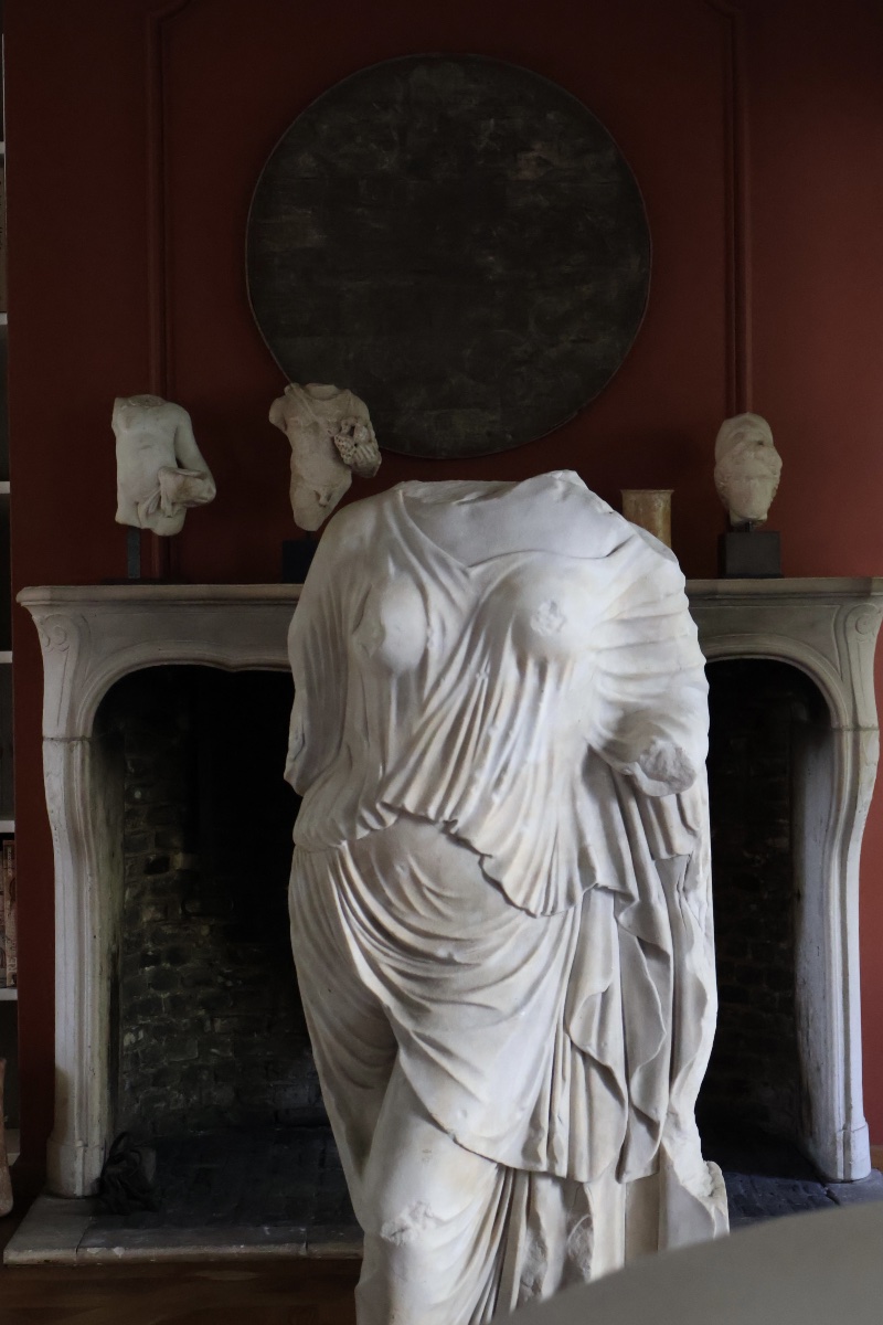 Figure Néoclassique en marbre d'Aphrodite