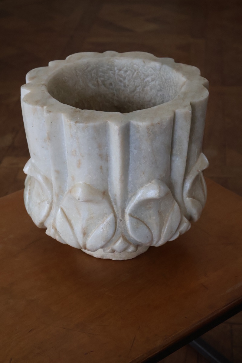 Vase en marbre blanc rond polylobé à decor de feuilles stylisées
