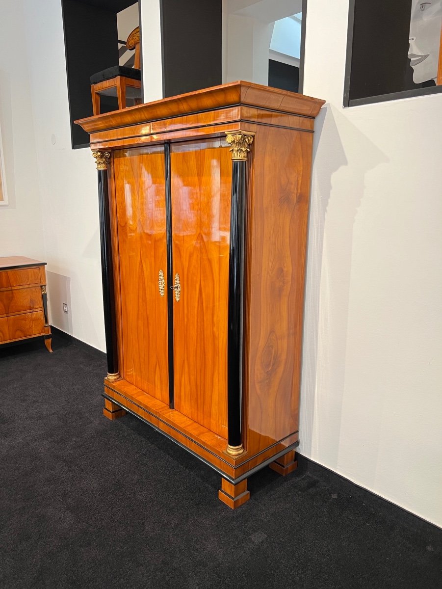 Biedermeier Wardrobe, Cherry Veneer, Columns, Golden Capitals, Austria Circa 1820-photo-4