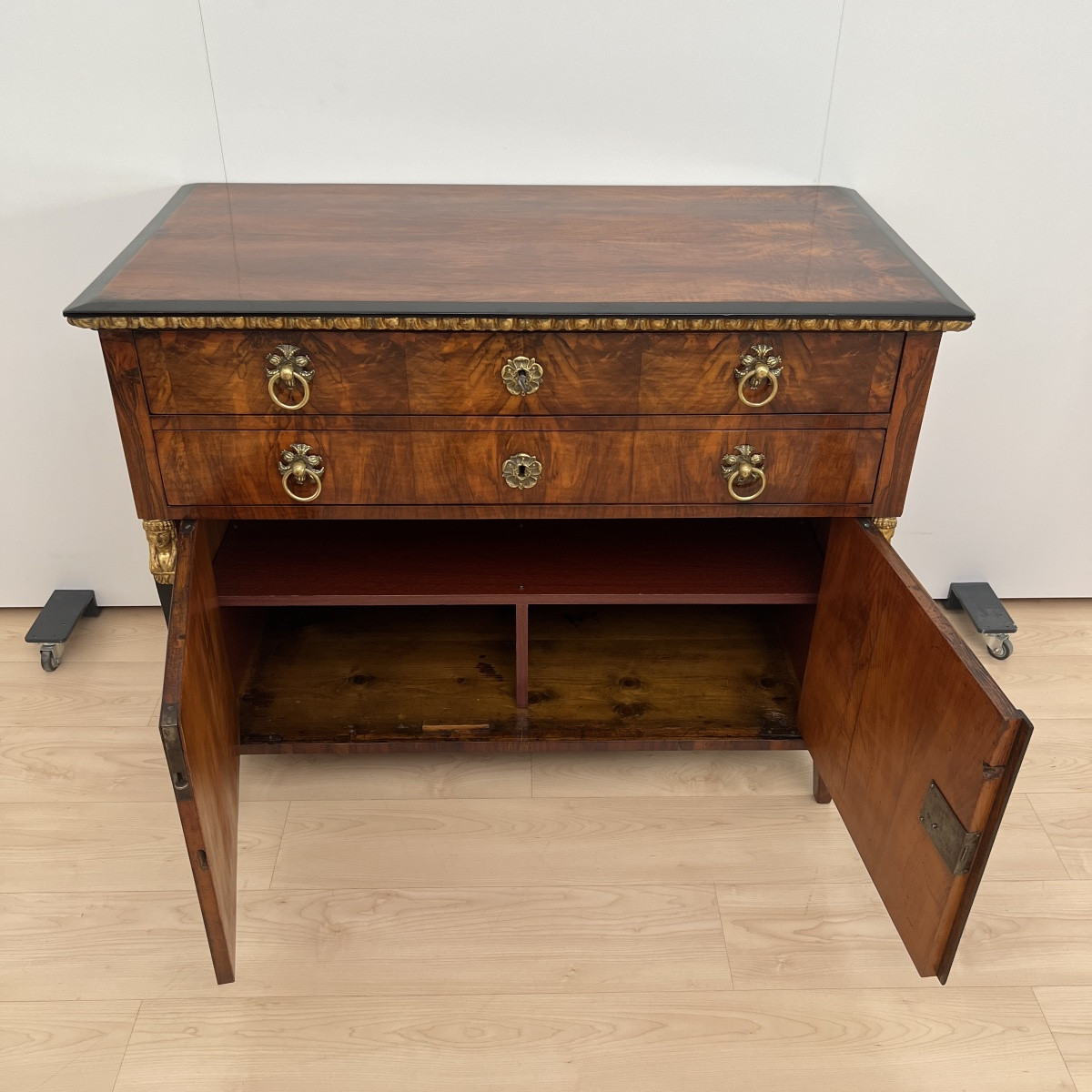 Buffet Empire, noyer, feuille d'or, laiton, Autriche vers 1815-photo-2