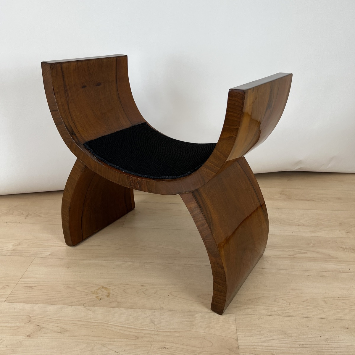 Tabouret Art Déco, placage de noyer, tissu noir, Italie vers 1930-photo-1