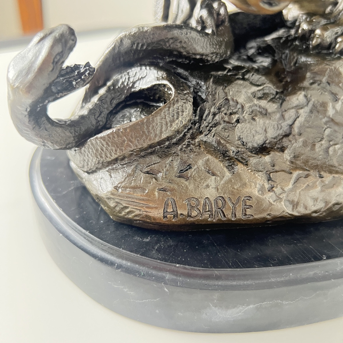 Sculpture en bronze, lion avec serpent, d'après A. Barye, France, XXe siècle-photo-2