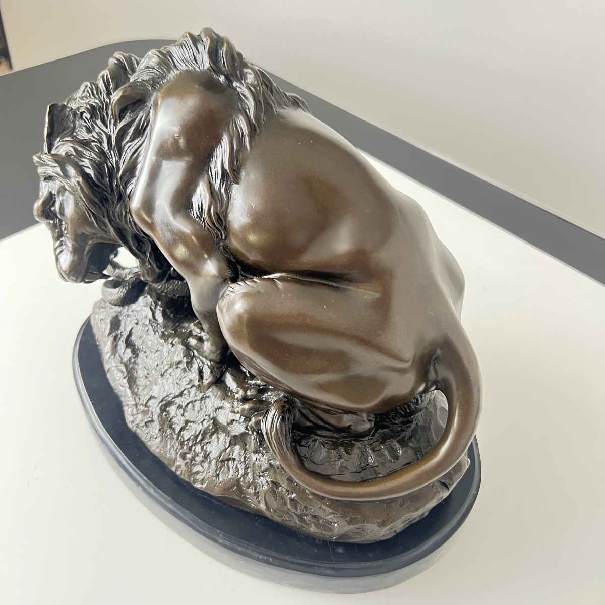 Sculpture en bronze, lion avec serpent, d'après A. Barye, France, XXe siècle-photo-1
