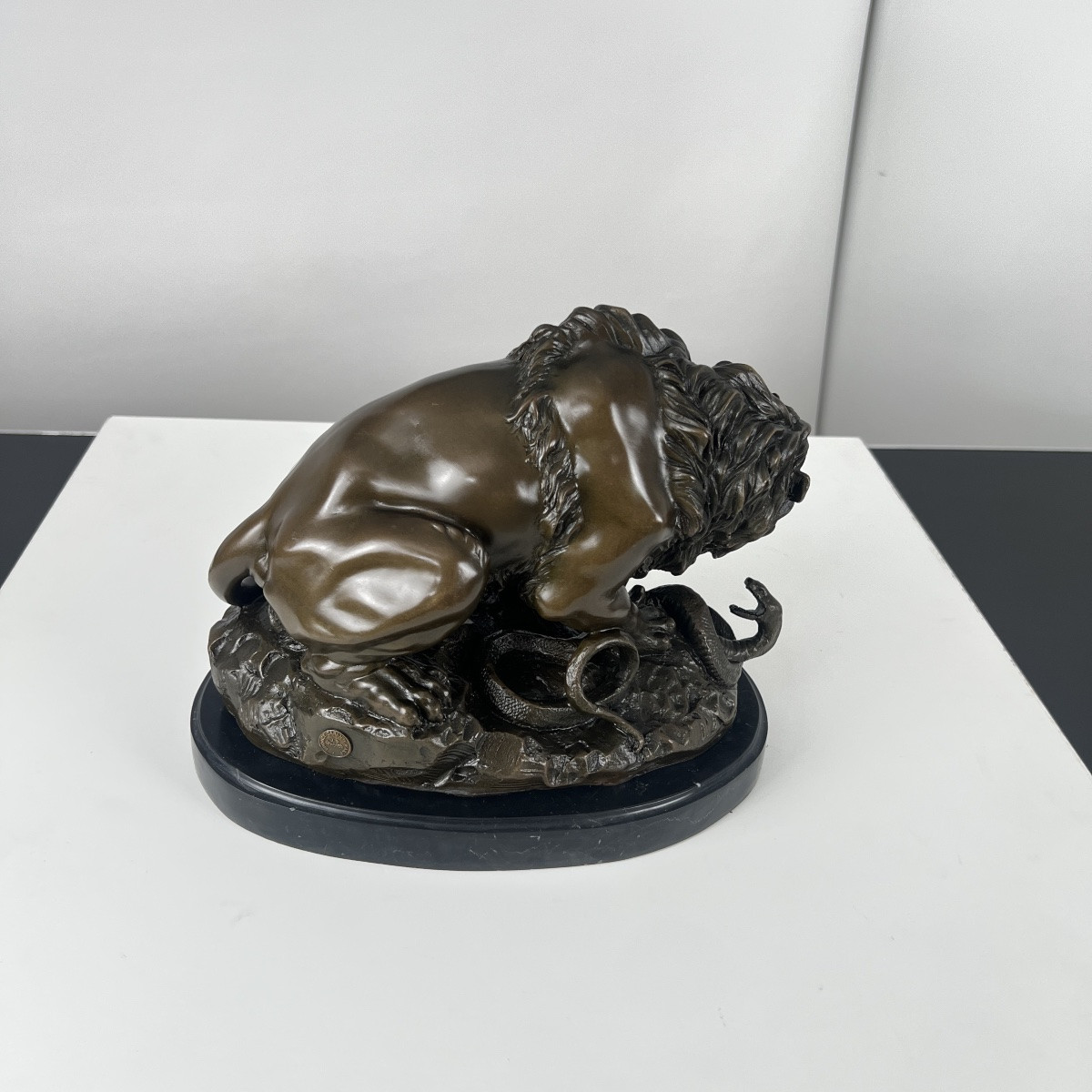 Sculpture en bronze, lion avec serpent, d'après A. Barye, France, XXe siècle-photo-3