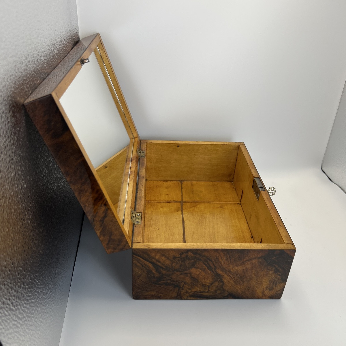 Coffret Biedermeier, placage en noyer sur érable, Autriche, vers 1840-photo-7