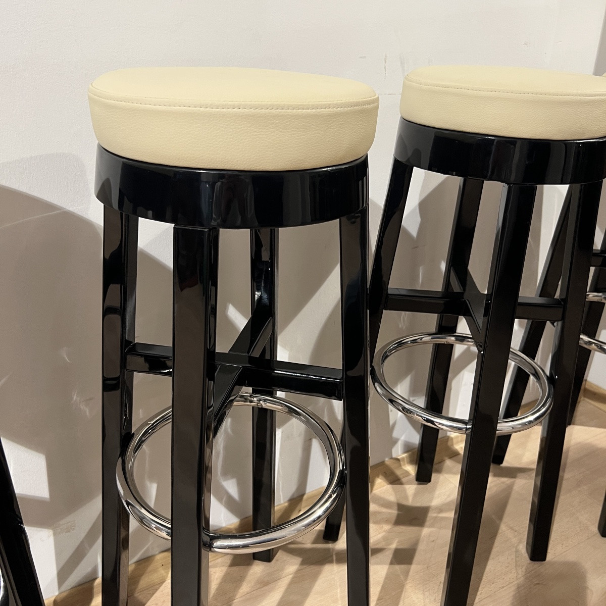 Bar d'angle Art déco avec 4 tabourets, laque noire, verre et cuir crème, France, vers 1930-photo-5