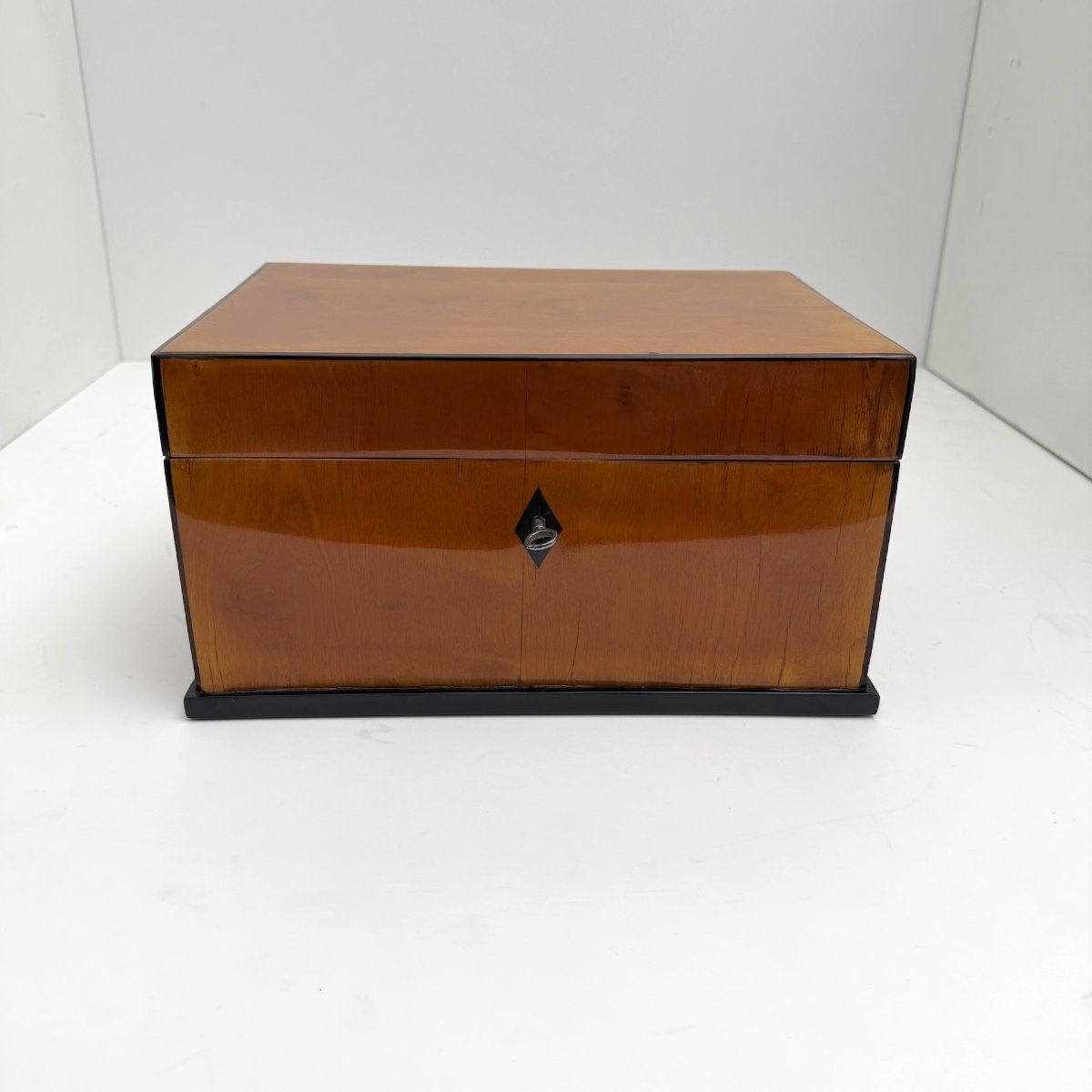 Coffret de style Biedermeier, placage de bouleau, ébène, sud de l'Allemagne, vers 1830-photo-1