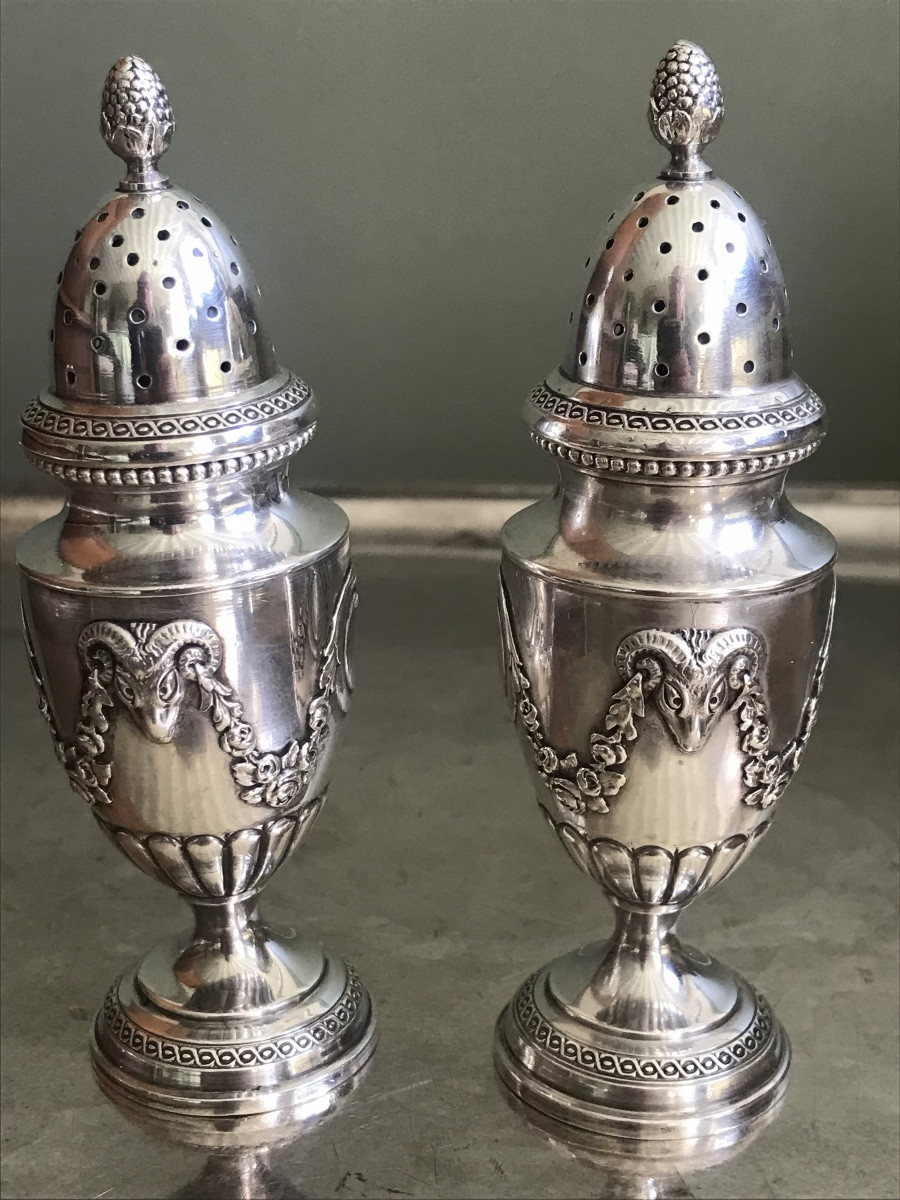Paire de saupoudreuses en argent de style Louis XVI
