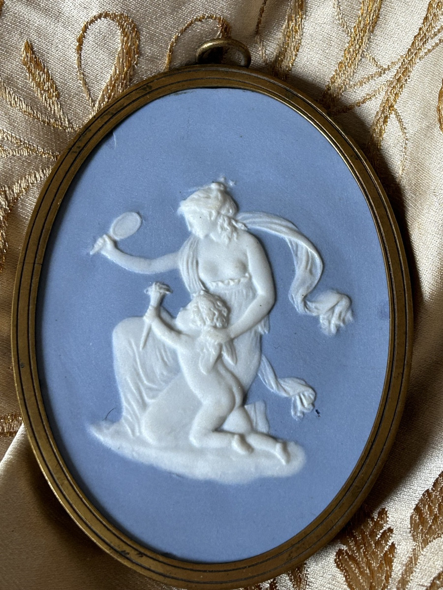Médaillon Wedgwood en jasperware bleu pâle de la première partie du XIX ème siècle 