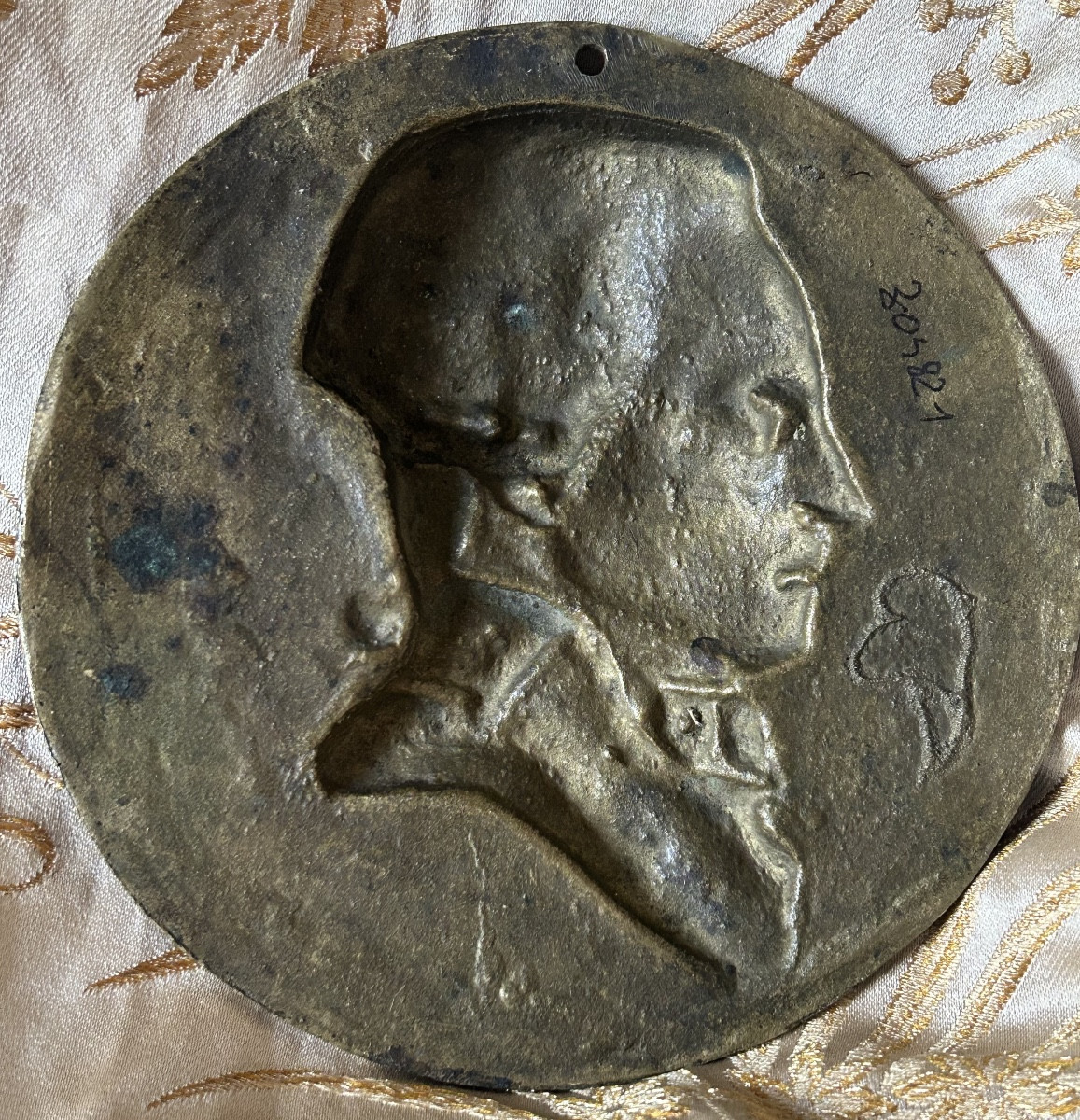 Médaillon en bronze portrait de Maximilien Robespierre daté de 1835 d’après David d’Angers -photo-1