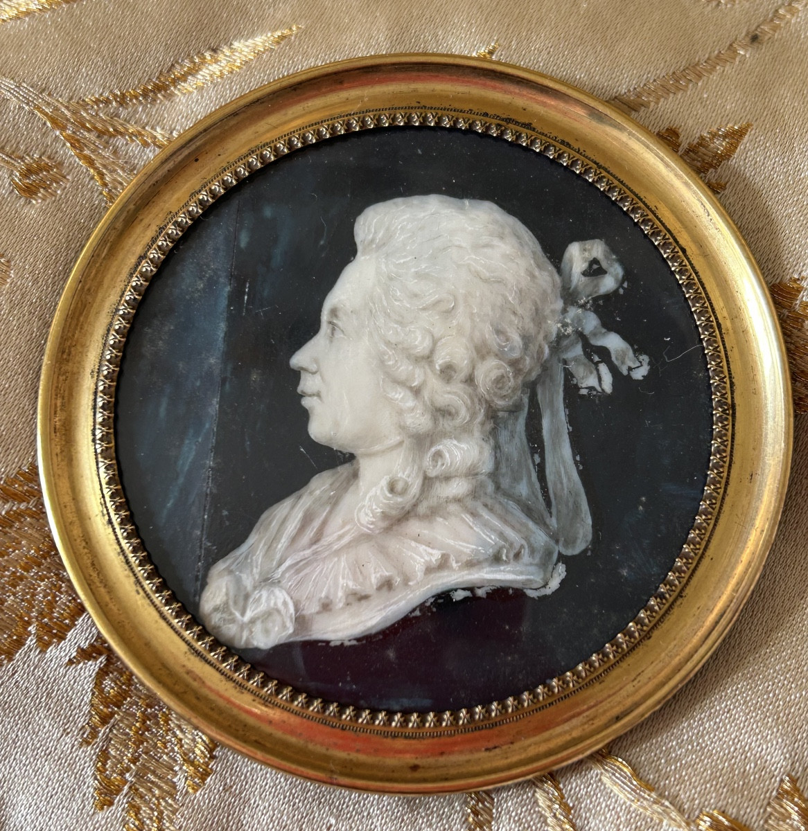 Médaillon en grisaille dans le goût de Piat Joseph Sauvage vers 1785