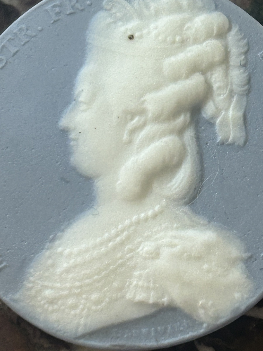 Petit médaillon en biscuit de porcelaine de Sèvres portrait de Marie Antoinette par Duvivier-photo-2