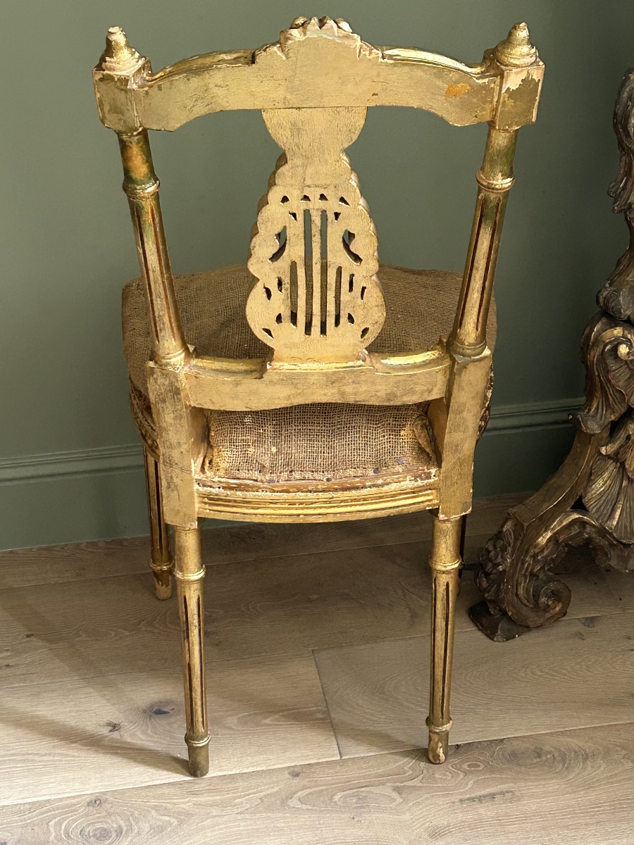 Paire de petites chaises de théâtre de style Transition Louis XVI en bois doré -photo-2
