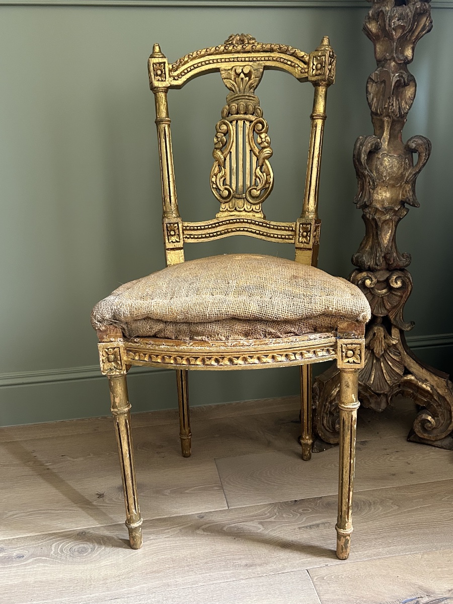 Paire de petites chaises de théâtre de style Transition Louis XVI en bois doré -photo-3