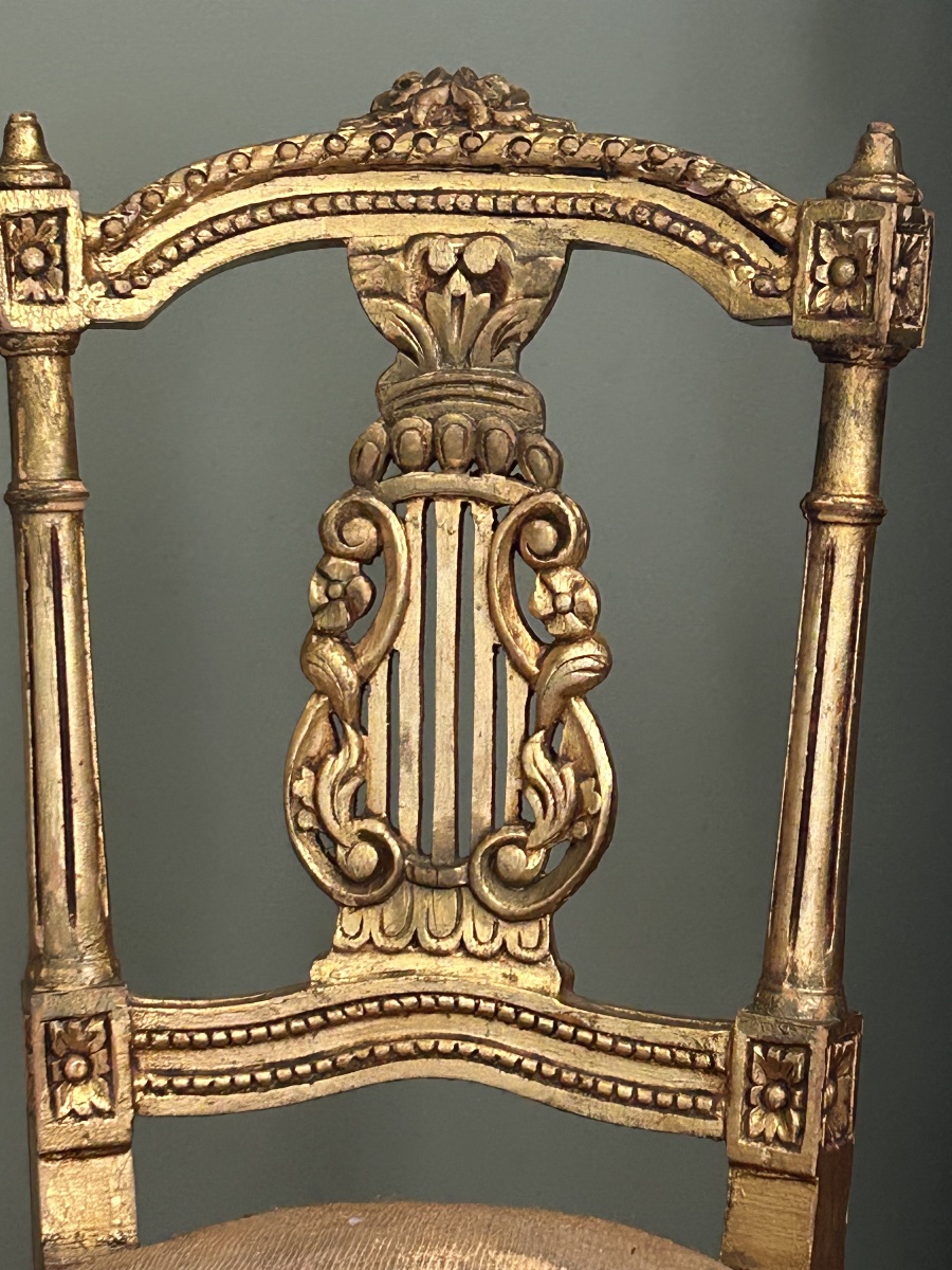 Paire de petites chaises de théâtre de style Transition Louis XVI en bois doré -photo-4