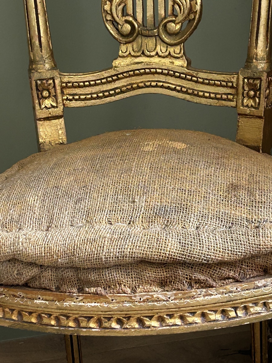 Paire de petites chaises de théâtre de style Transition Louis XVI en bois doré -photo-1