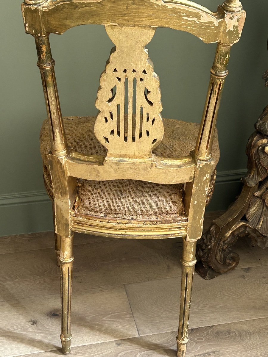Paire de petites chaises de théâtre de style Transition Louis XVI en bois doré -photo-3