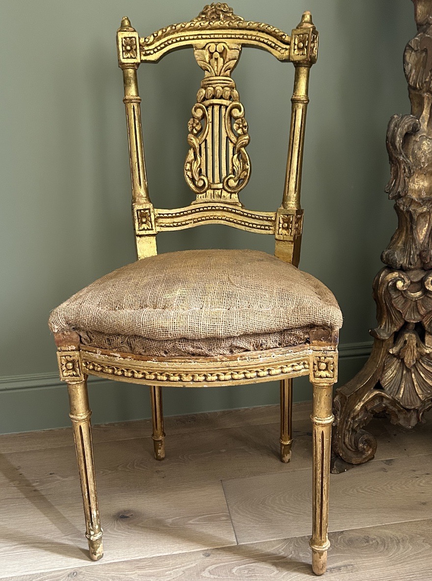 Paire de petites chaises de théâtre de style Transition Louis XVI en bois doré 