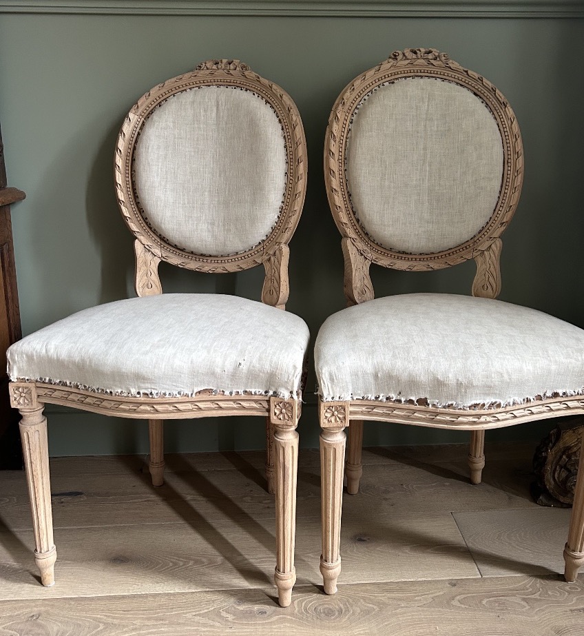 Paire de chaises avec dossier à médaillon de style Louis XVI
