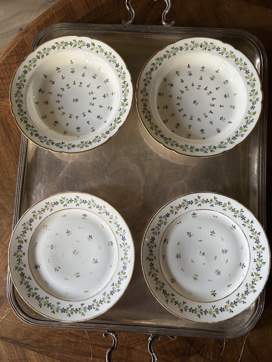 Set Of 4 Paris Porcelain Plates Attributed To The Manufacture De La Reine, Circa 1790