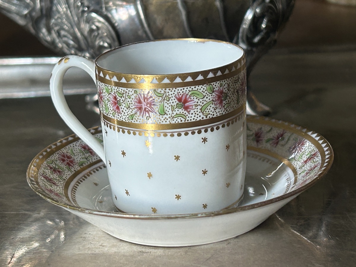 Petite tasse litron en porcelaine Manufacture de Clignancourt Epoque Deruelle vers 1775