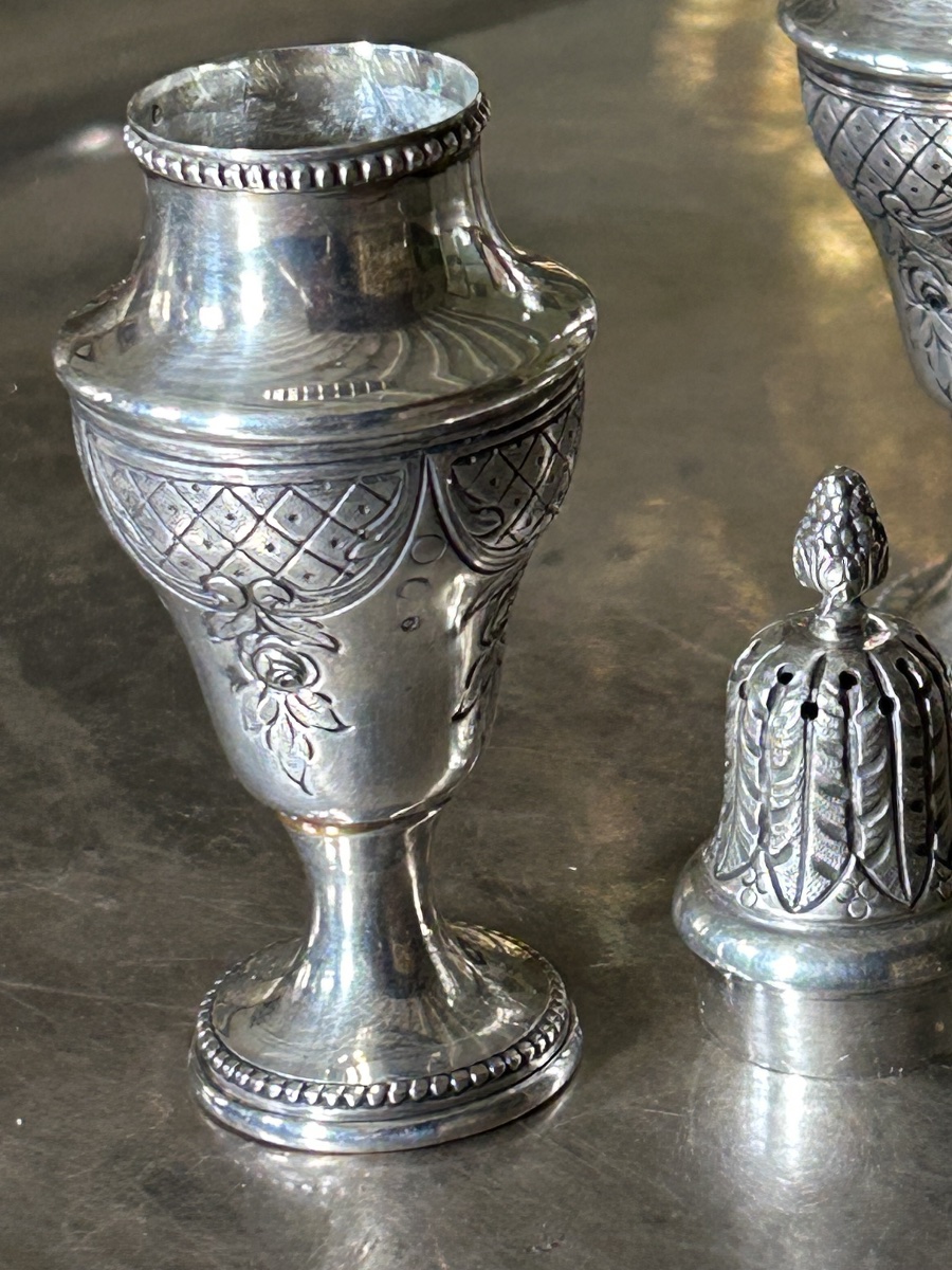 Paire de saupoudreuses de style Louis XV Régence Époque fin XIX ème siècle -photo-3