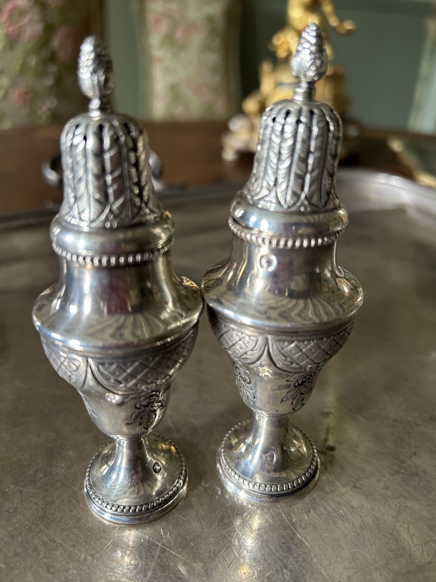 Paire de saupoudreuses de style Louis XV Régence Époque fin XIX ème siècle 