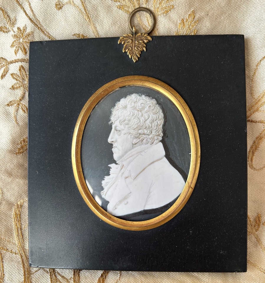 Miniature Portrait de profil d’un Incroyable sous le Directoire entourage d’Isabey vers 1795