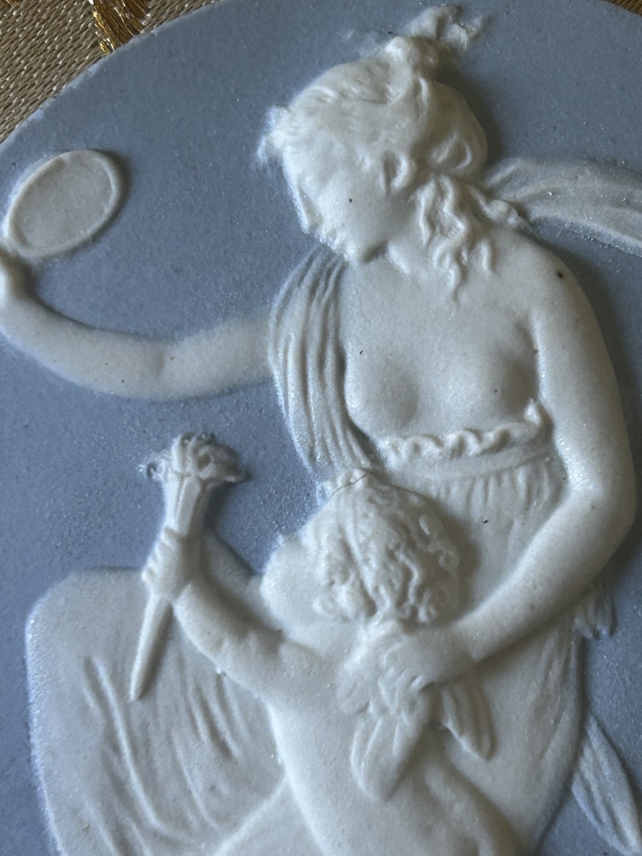 Médaillon  circulaire en jasperware bleu pale scène allégorique de Vénus et l’Amour-photo-2