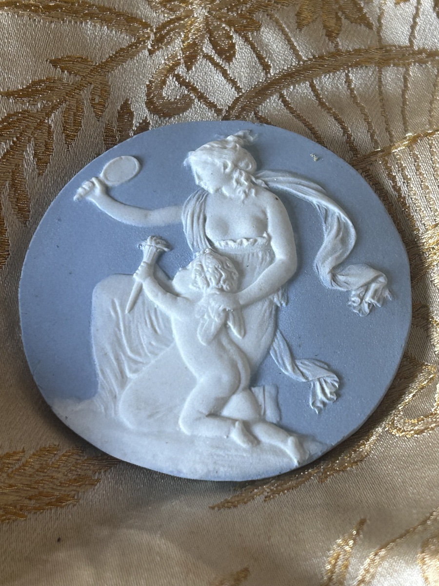 Médaillon  circulaire en jasperware bleu pale scène allégorique de Vénus et l’Amour