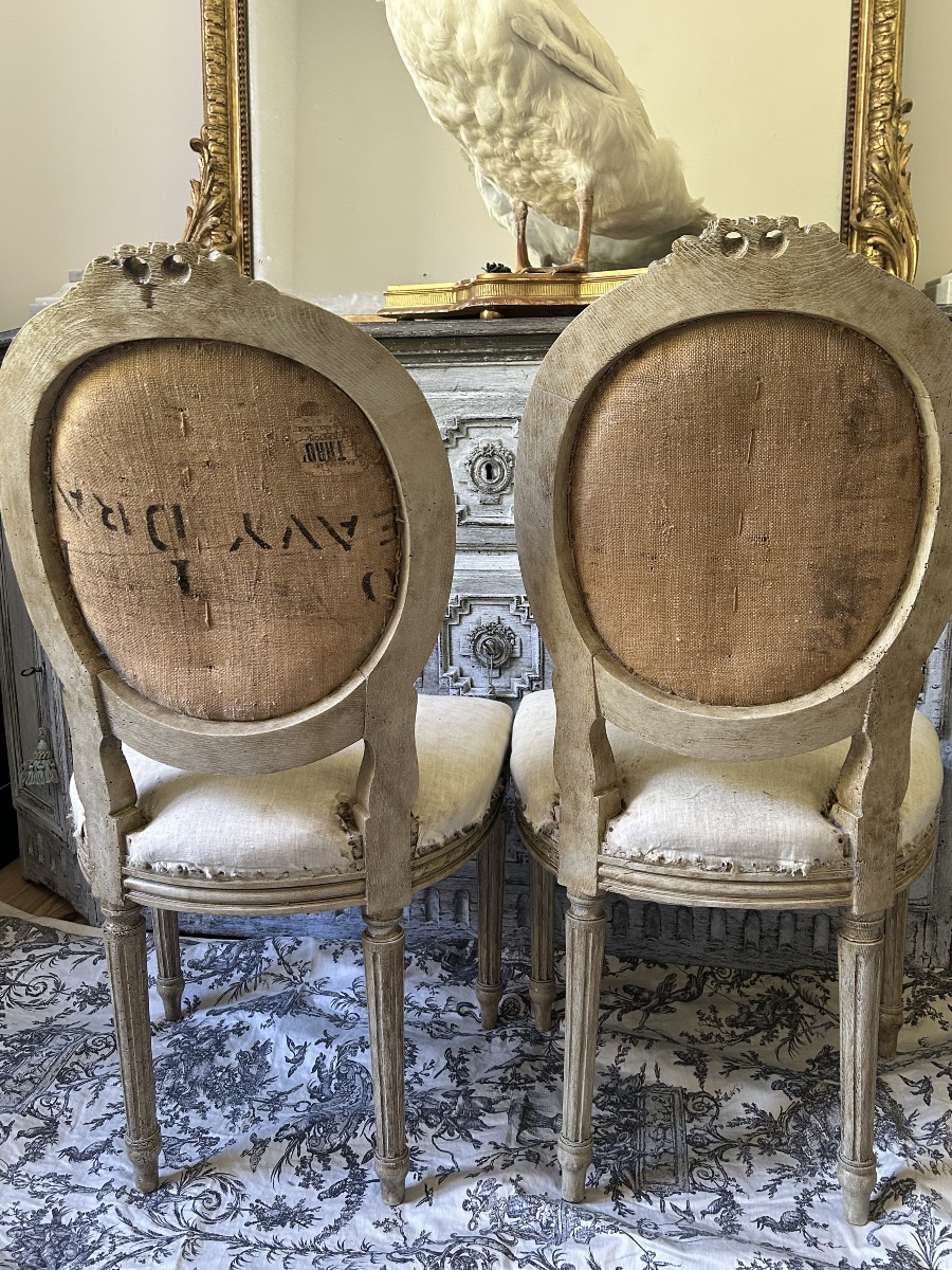 Paire de chaises à médaillon de style Louis XVI travail du XIX ème siècle -photo-1
