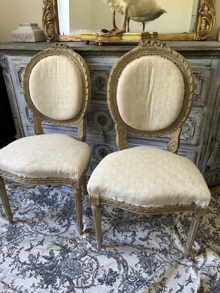 Paire de chaises à médaillon de style Louis XVI travail du XIX ème siècle 