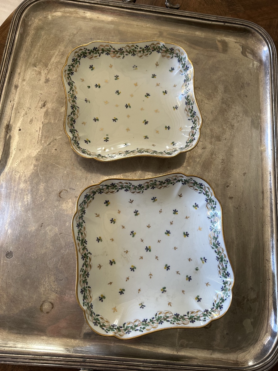 Pair Of Paris Porcelain Fruit Bowls With A Barbel Design, Louis XVI Period 