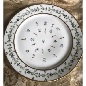 Six assiettes et un plat en porcelaine avec décor aux barbeaux fin XVIII ème siècle 