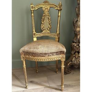 Paire de petites chaises de théâtre de style Transition Louis XVI en bois doré 