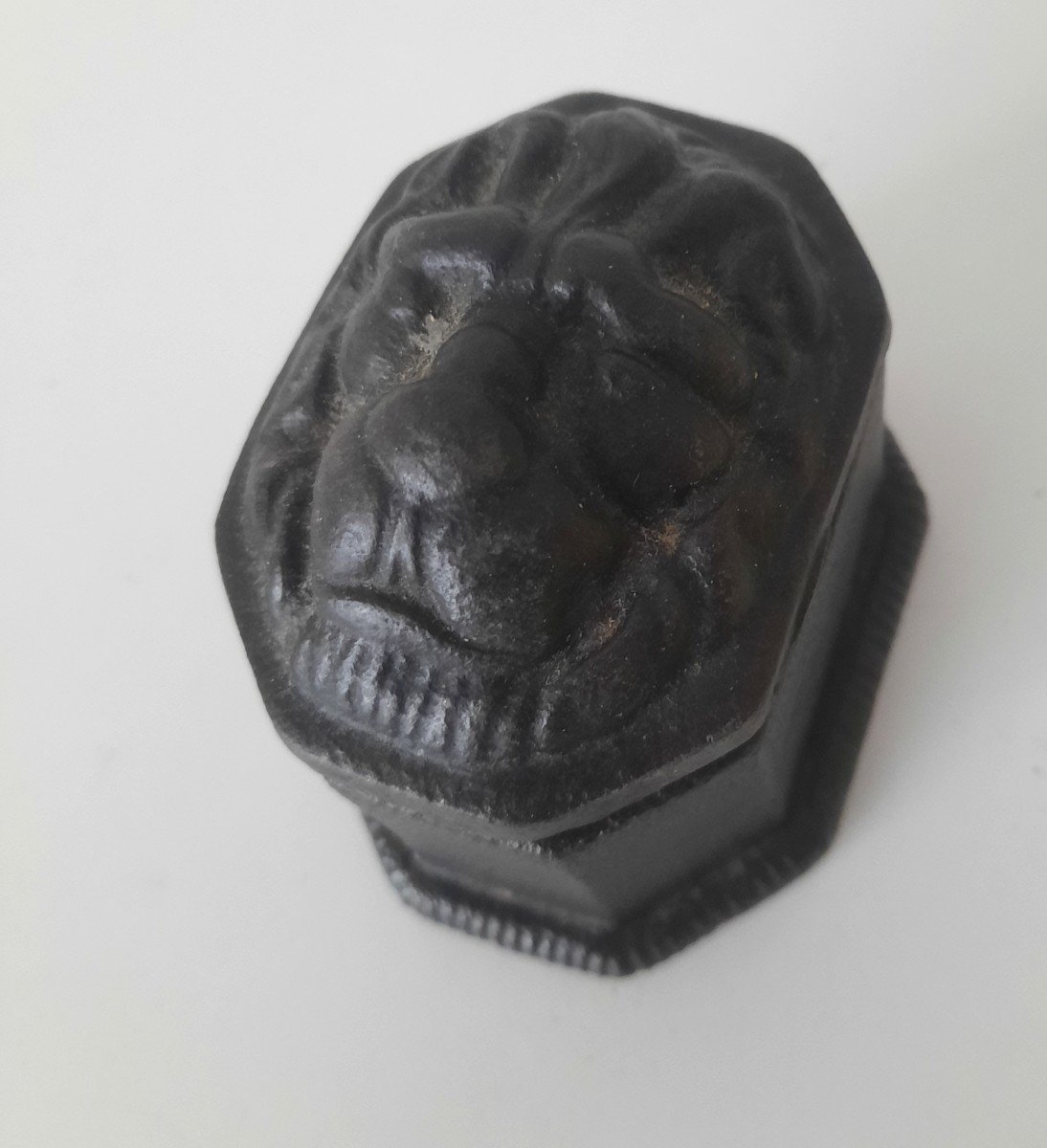 Cast Iron Lion Tobacco Box-photo-2