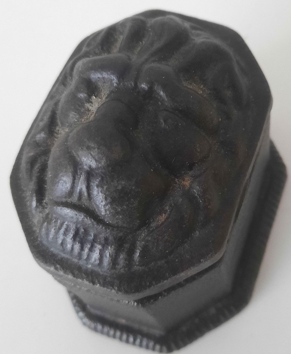 Cast Iron Lion Tobacco Box-photo-1