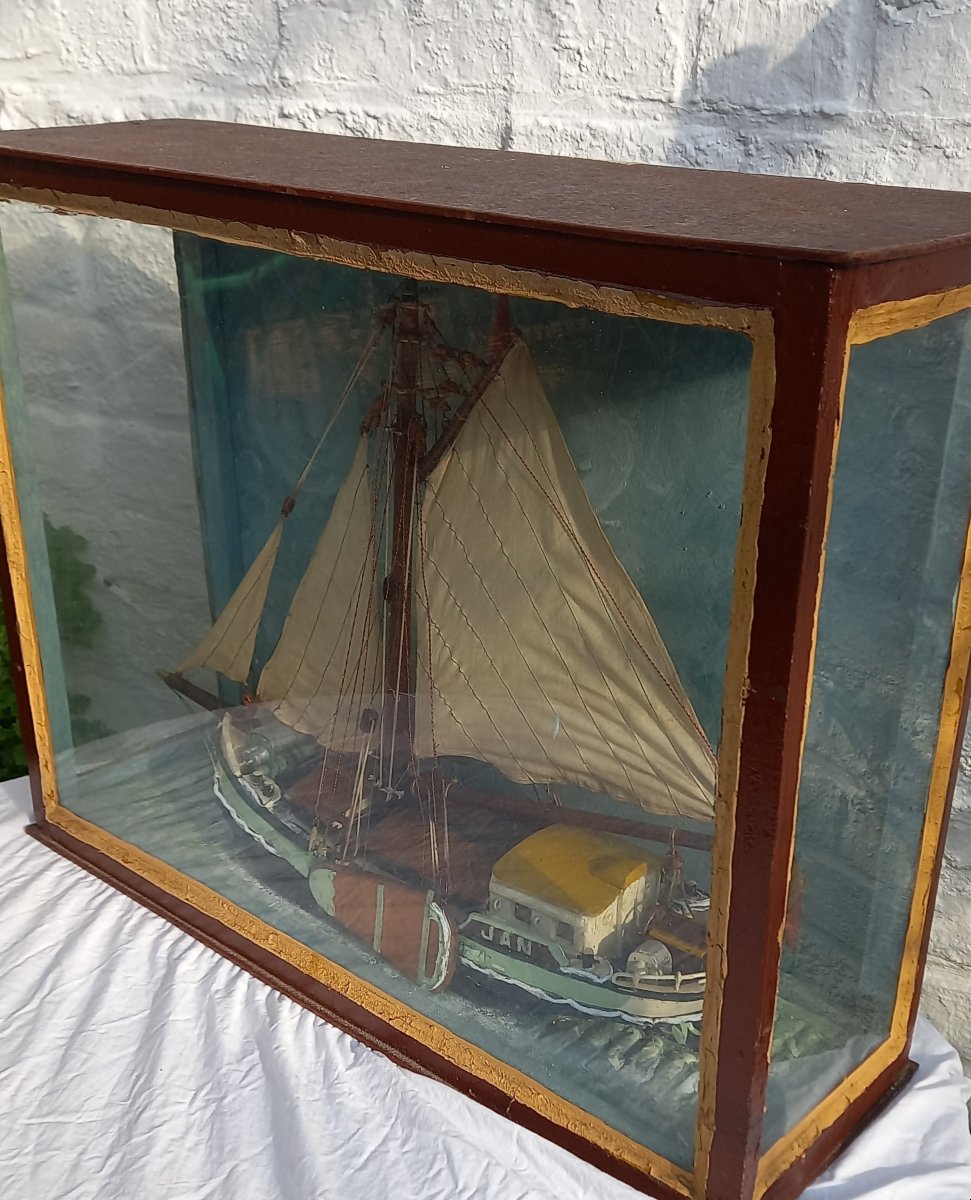 Jan: The Boat Under Glass.-photo-2