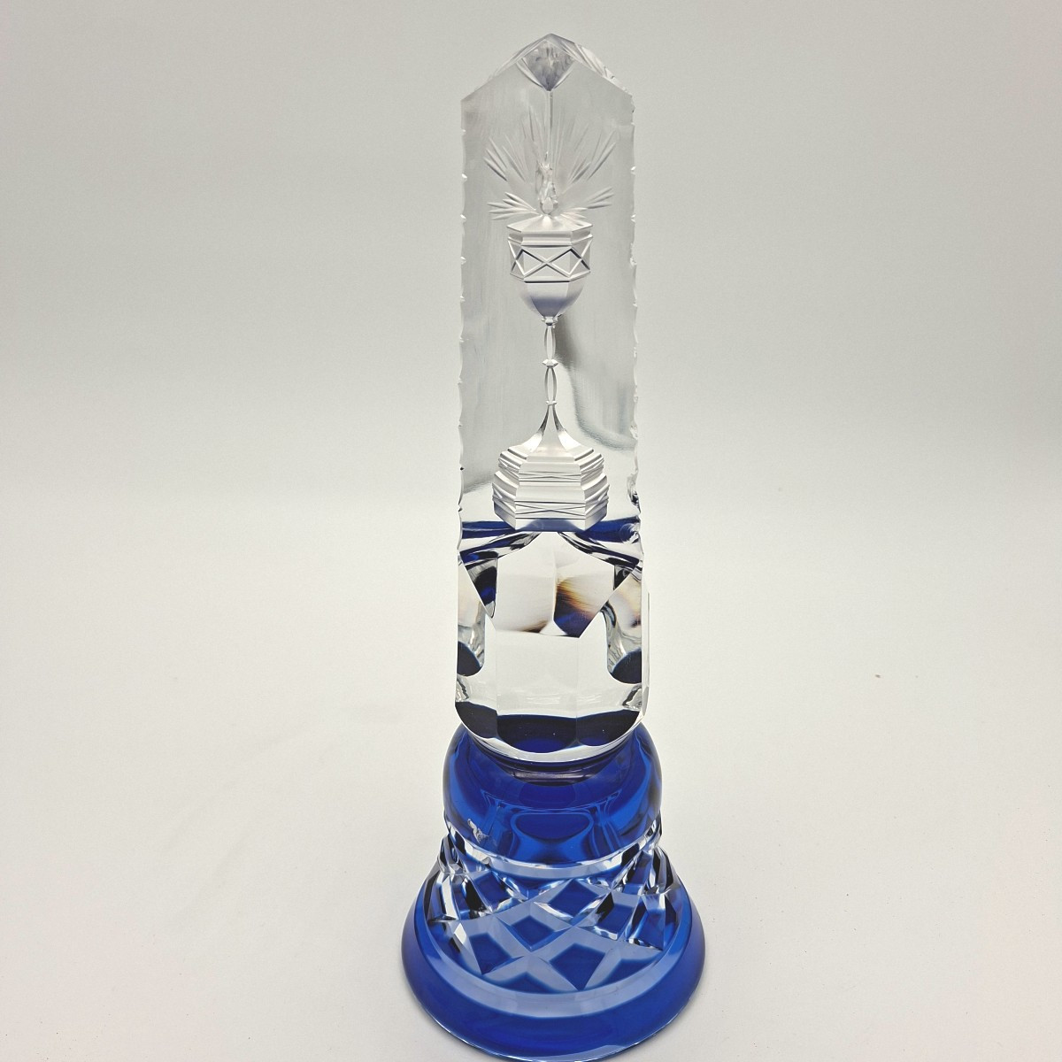 calice ... obélisque trompe l'oeil en cristal