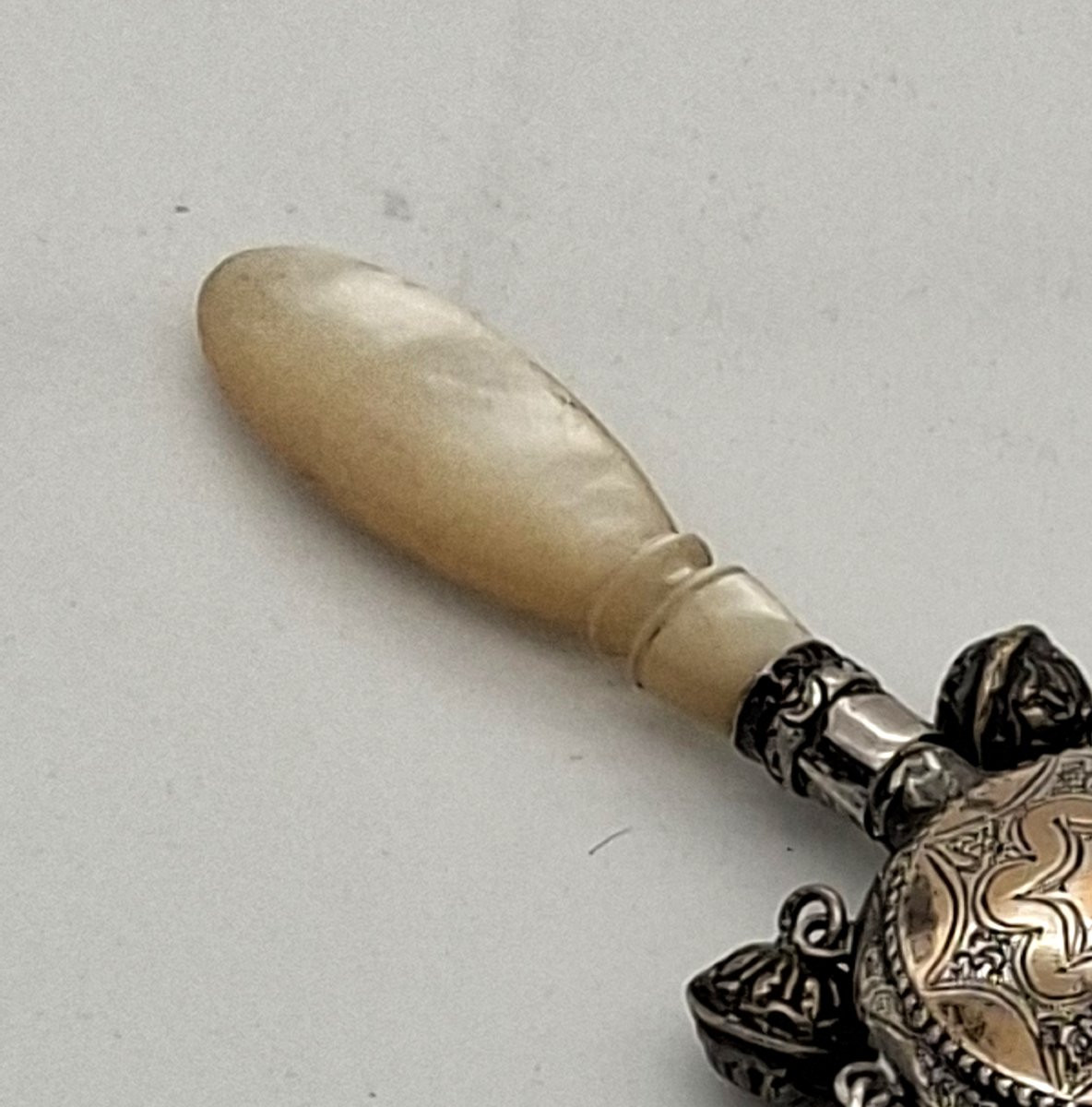 HOCHET SIFFLEUR ARGENT ET NACRE DE LA NOUNOU-photo-3