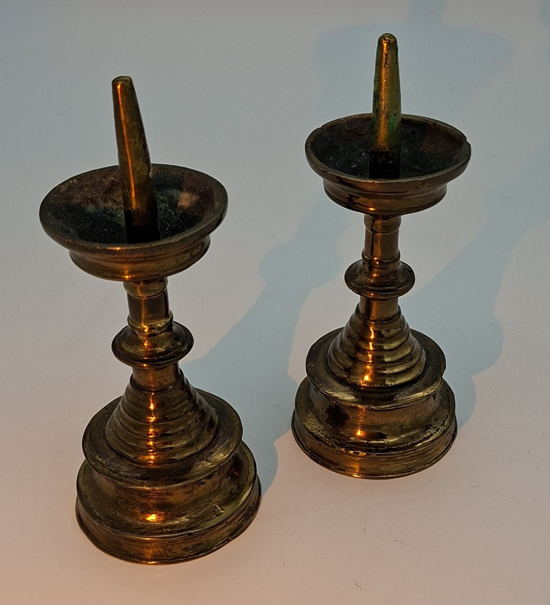  bougeoirs à picot  miniatures,  haute époque Flandres