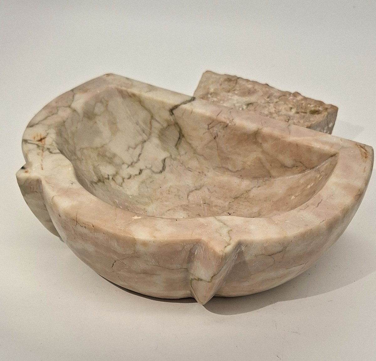 bénitier style roman en  marbre rose