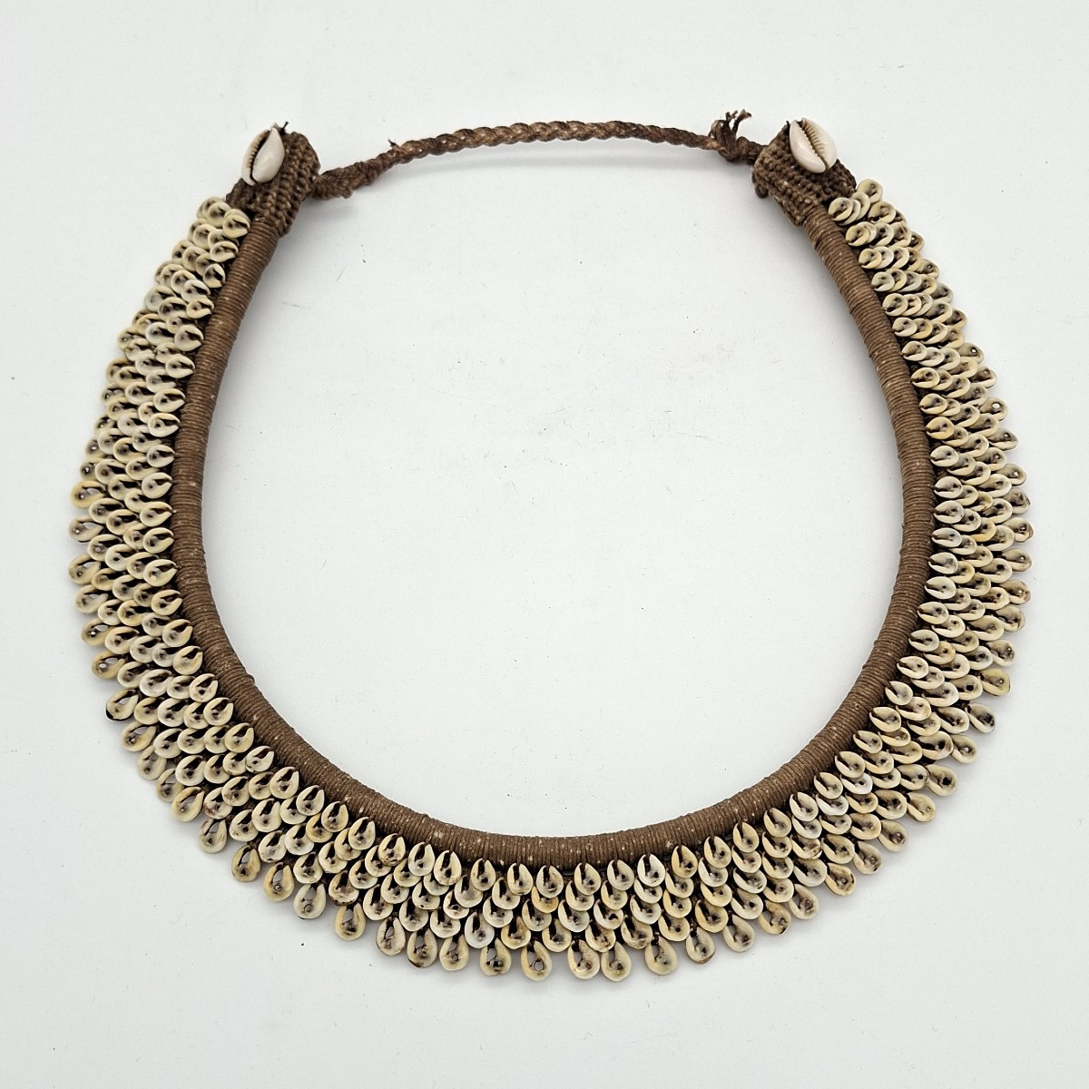 collier pectoral  ethnique corde et cauris..