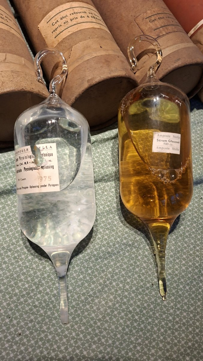 ampoules de perfusion de verre de 500cc,  nommées Baxter-photo-4