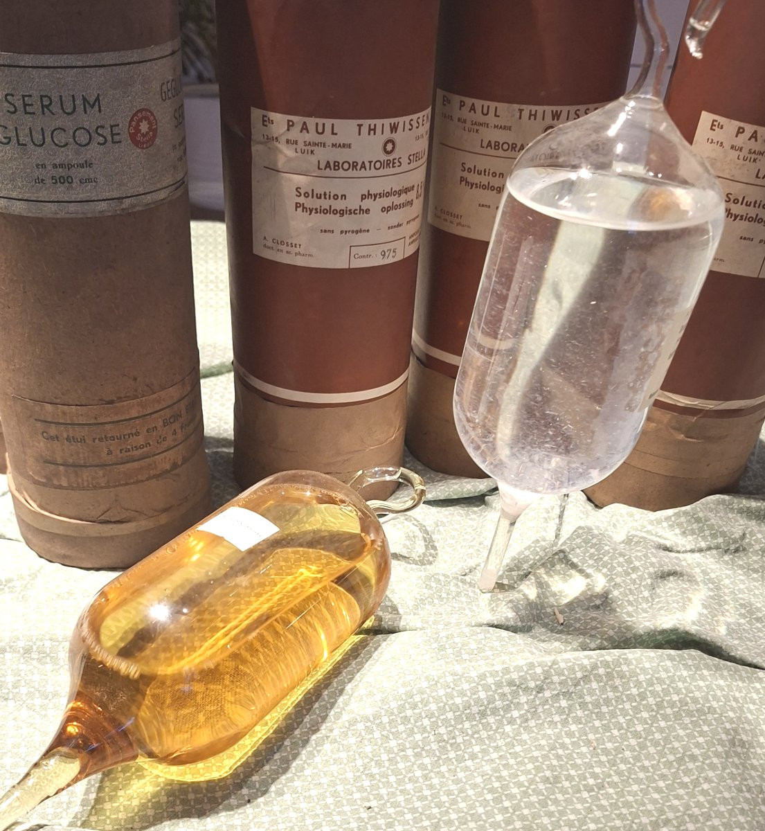 ampoules de perfusion de verre de 500cc,  nommées Baxter-photo-1